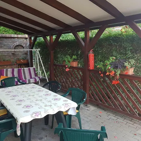 Rozsa Ueduelohaz Apartment