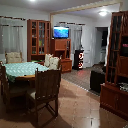 Rozsa Ueduelohaz Apartment *