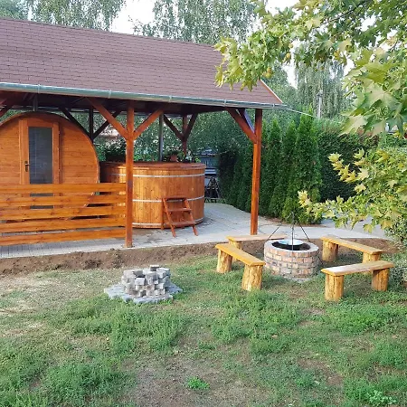 Rozsa Ueduelohaz Apartment